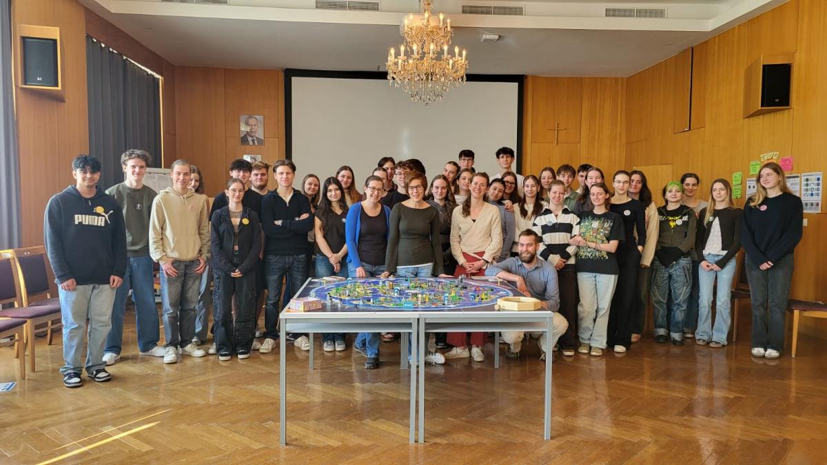 Schüler*innen beim Weltklimaspiel