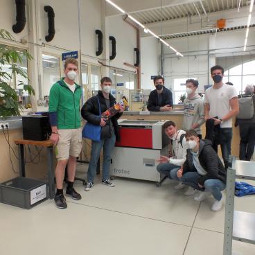 Schüler der 5A Elektrotechnik in einem Labor der FH Wr. Neustadt