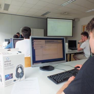 Schüler der 5A Elektrotechnik arbeiten am Computer in der FH Wr. Neustadt