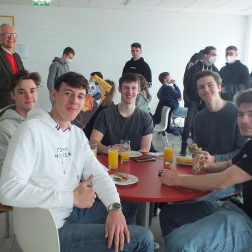 Schüler der 5A und 5B Elektrotechnik bei der Jause in der FH Wr. Neustadt
