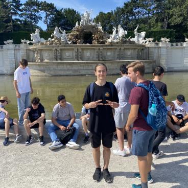 Schüler entspannen am Brunnen