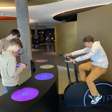 Schüler bei interaktiver Station mit Tablets am Rad