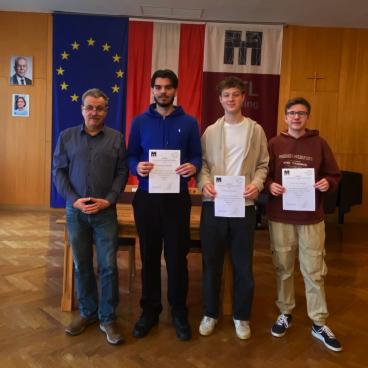 Gruppenfoto der Besten im Känguru der Mathematik