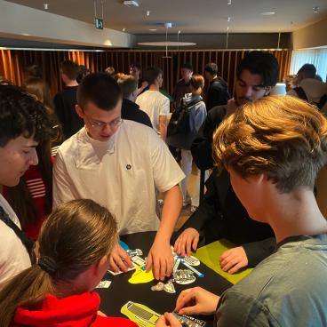 Schüler:innen lösen gerade eine Aufgabe um Aufbau der EU in einem Workshop