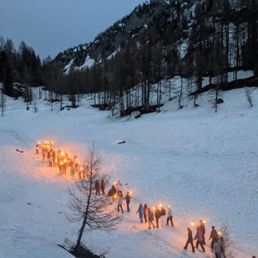 SchülerInnen am Skikurs