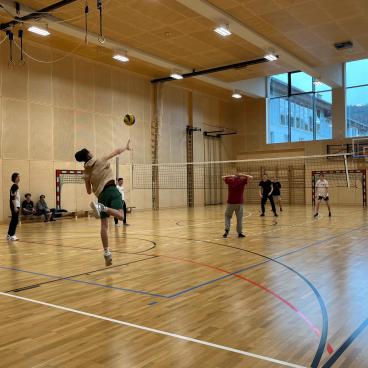 Schüler beim Volleyballspielen