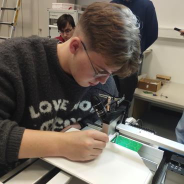 Schüler arbeitet an einem 3D Drucker