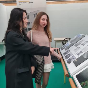 Schüler in Ausstellung