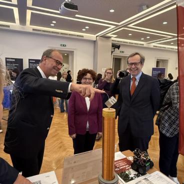 Die Staatssekretärin beim Besuch am Stand