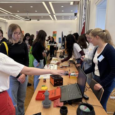 Schülerinnen besuchen den Stand der HTL Mödling Elektrotechnik