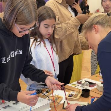Schülerinnen bei einem Experiment 