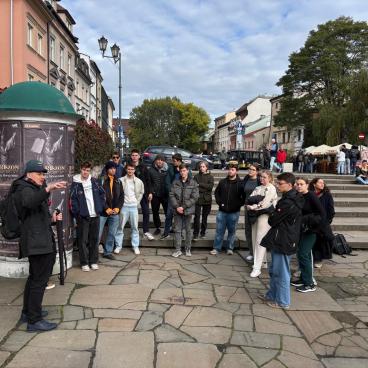 Schülergruppe bei Führung durch Krakau