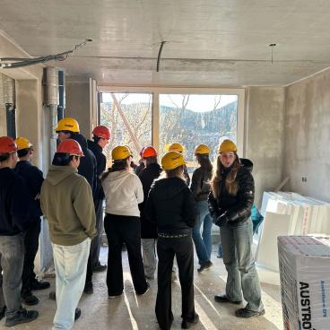 Schülergruppe auf Baustelle