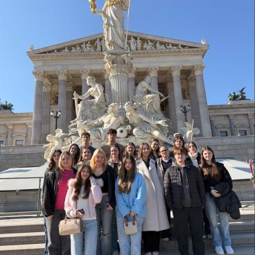 Schüler*innen vor dem Parlament