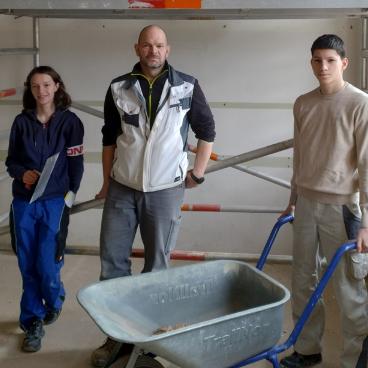 Schüler vor Gerüst