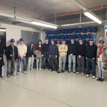 Mit Helmen ausgerüstet geht es Richtung Machinenhalle