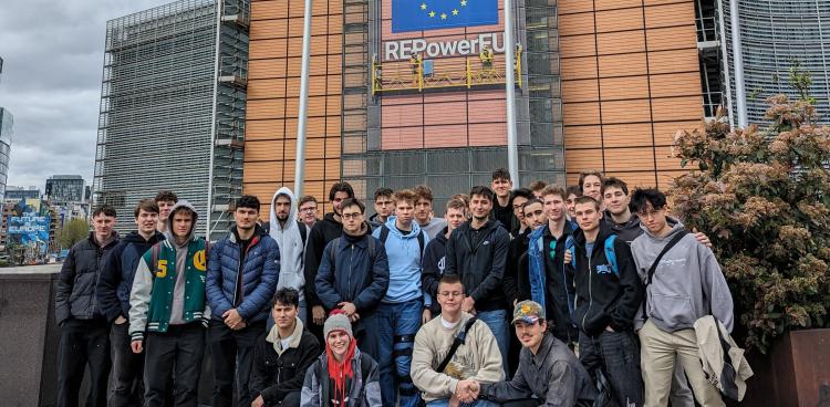 Gruppenfoto vor REPower EU auf dem Gebäude der Kommission