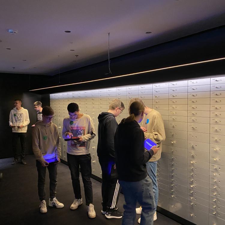 Schüler bei interaktiver Station mit Tablets