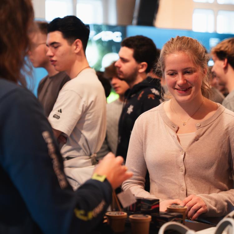 Schülerin beim APG Infoevent