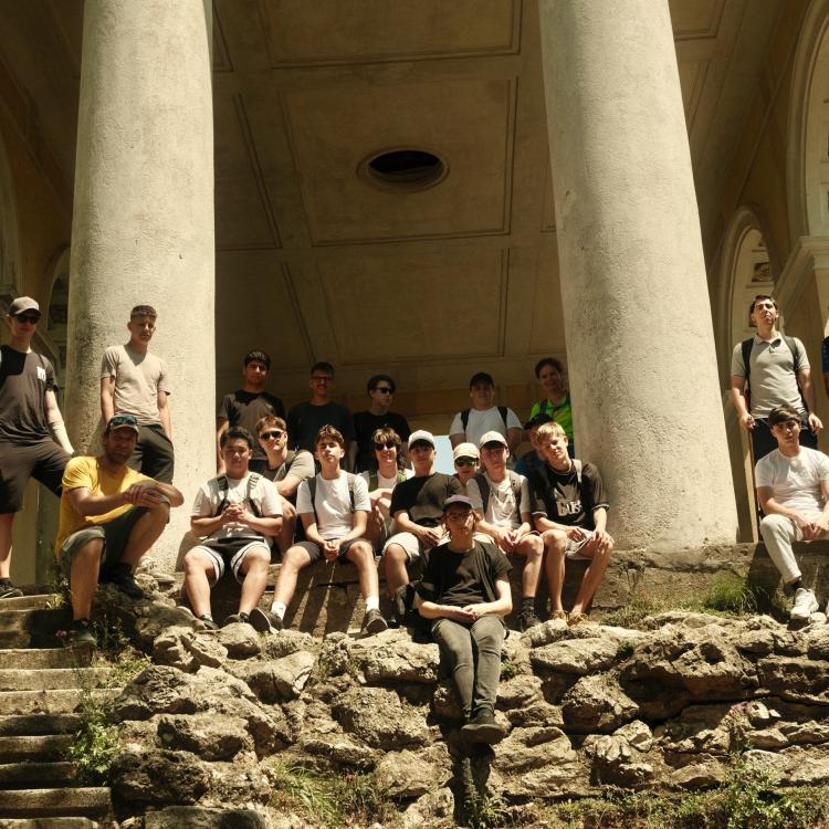 Gruppenbild vorm Hussarentempel
