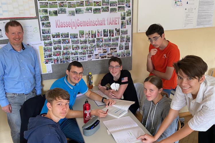 Gruppe von Erstklässlern mit 2 Tutoren und Prof. Weber