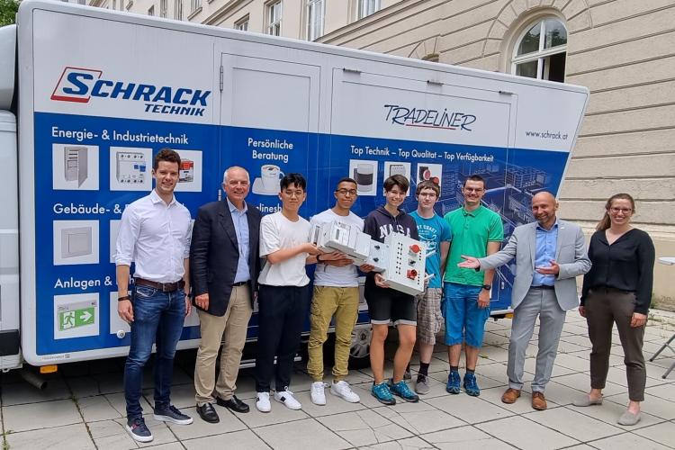 Schüler der Abteilung Elektrotechnik und Vertreter der Firma Schrack Technik vor dem Schrack Tradeliner