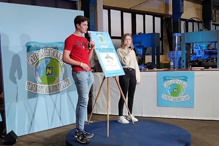 SchülerIn bei einer Präsentation