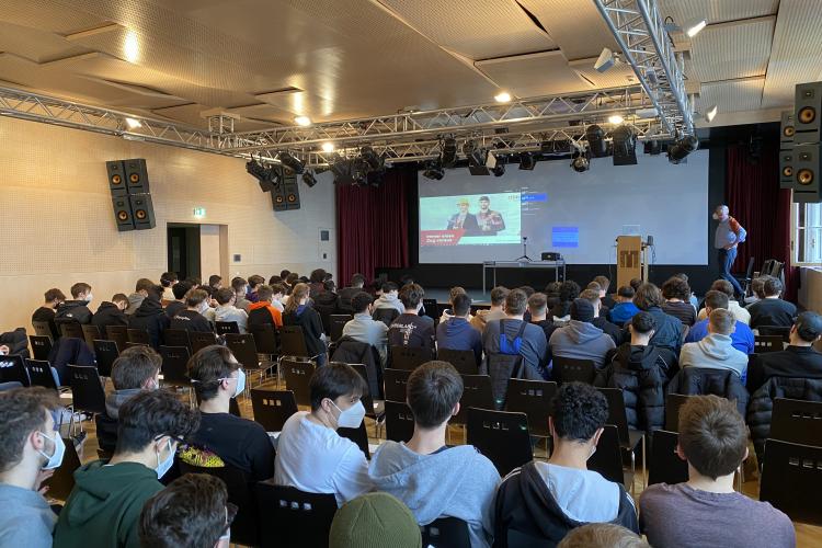 Schülerinnen und Schüler beim Online Recruting Tag der Abteilung Elektrotechnik