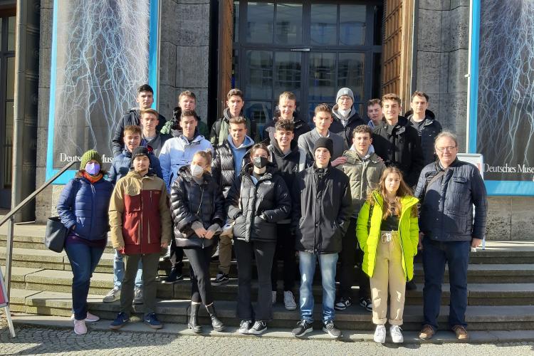 Exkursion der 5AHWIM nach München ins BMW Museum