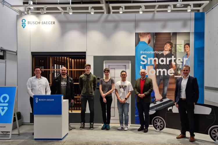 Schülerin und Schüler der Abteilung Elektrotechnik mit Professor und Mitarbeiter von ABB
