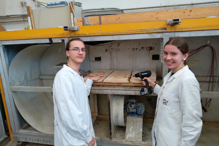 SchülerInnen der Holztechnik präsentieren die neue Trockenkammer