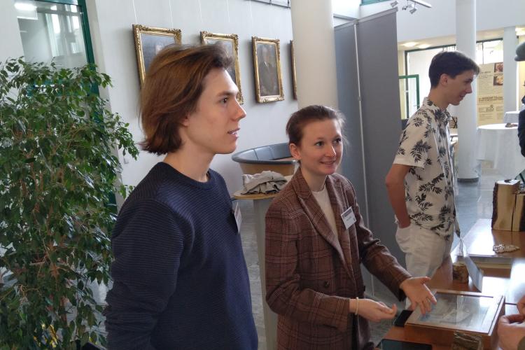 Schüler:innen der 4B Holztechnik präsentieren ein Rätsel