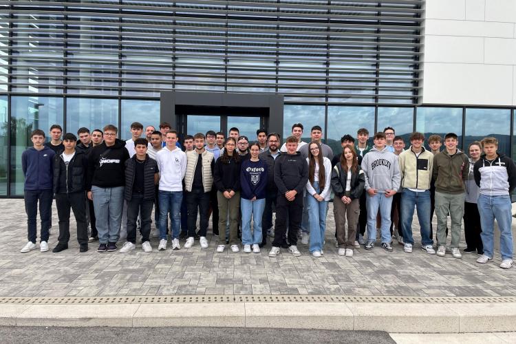 Gruppenfoto vor dem VIEGA Seminarcenter