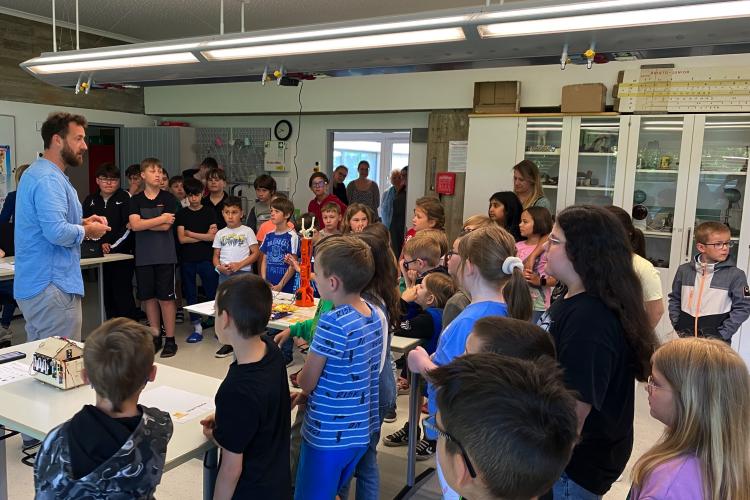 Schüler:innen arbeiten an einem Projekt 