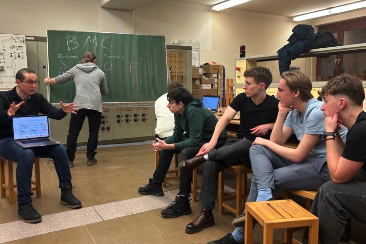 Schüler hören dem Vortragenden zu