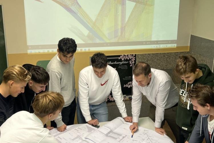 Schüler beim Planlesen