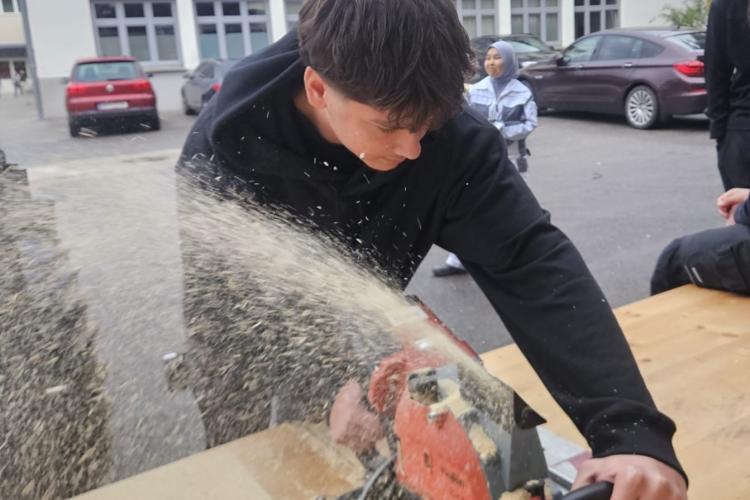 Schüler mit Handkreissäge