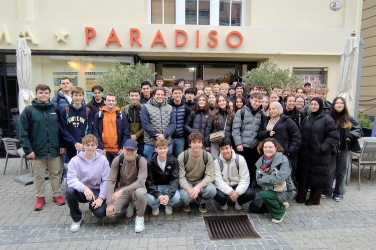 Teilnehmende vor dem Kino