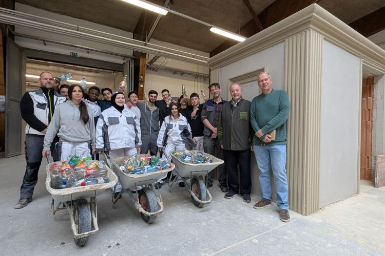 Schüler bei der Spendenübergabe