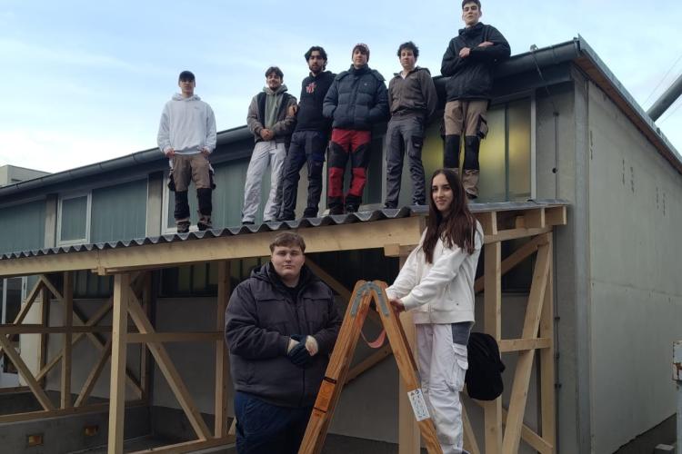 Schüler vor Vordach