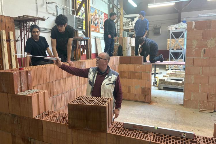 Schüler beim Mauern