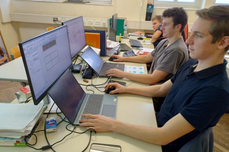 Schüler arbeiten am PC