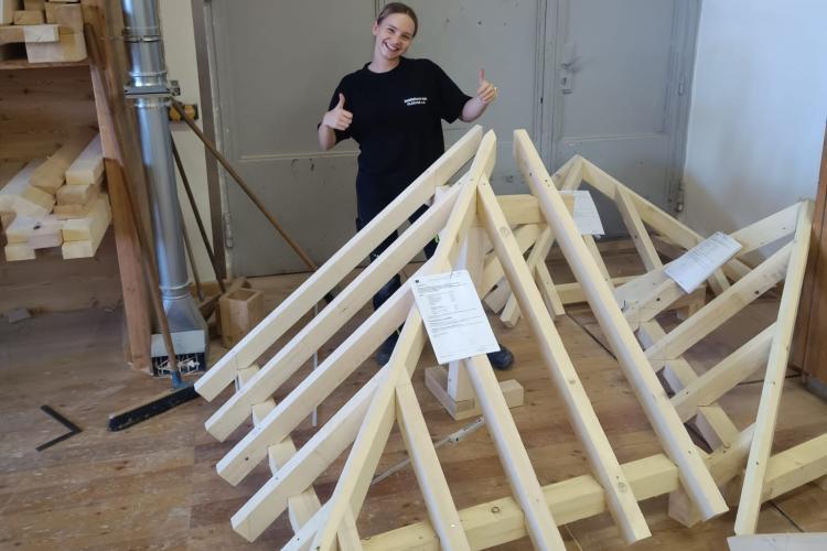 Schülerin mit Werkstück