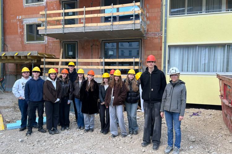 Schülergruppe vor der Baustelle