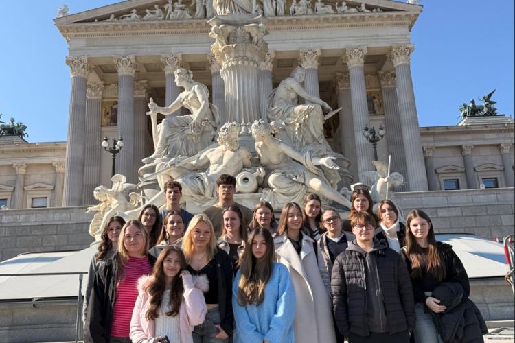 Schüler*innen vor dem Parlament