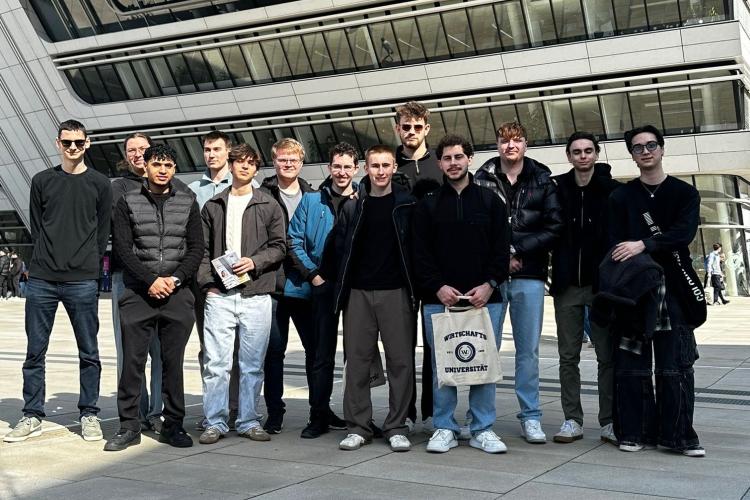 Schülergruppe vor der WU Wien