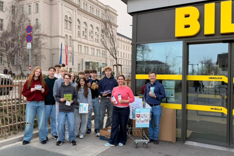 Direktorin Ing. Mag. Katharina Übl-Zelenka mit 1 AHWIE mit Prof. Reinhard Weber