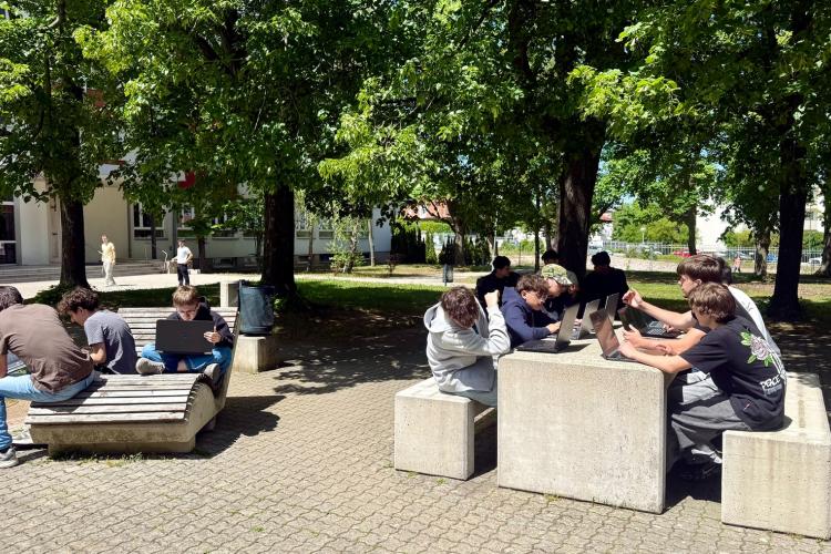 Schülergruppe lernt outdoor