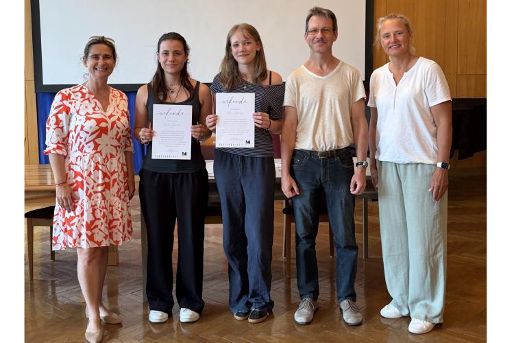 Nicole Schiessler und Theresa Hohenecker werden geehrt
