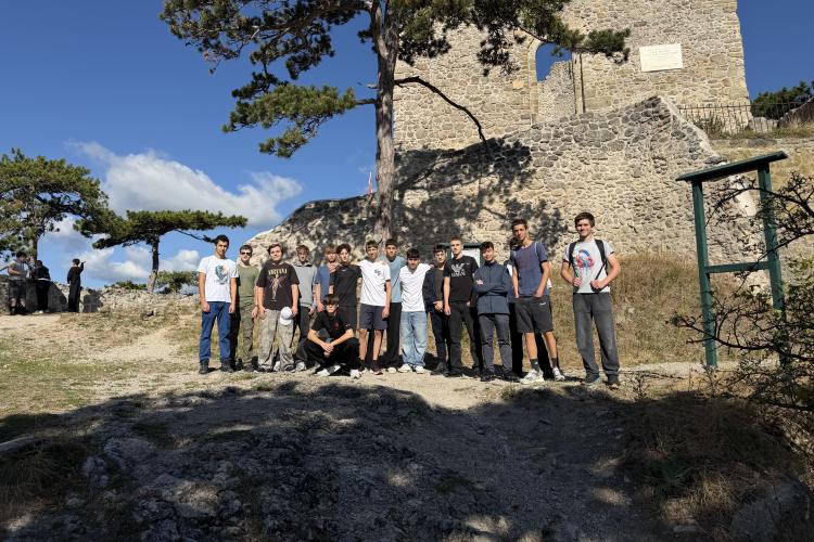 Gruppenfoto vor der Burg Mödling
